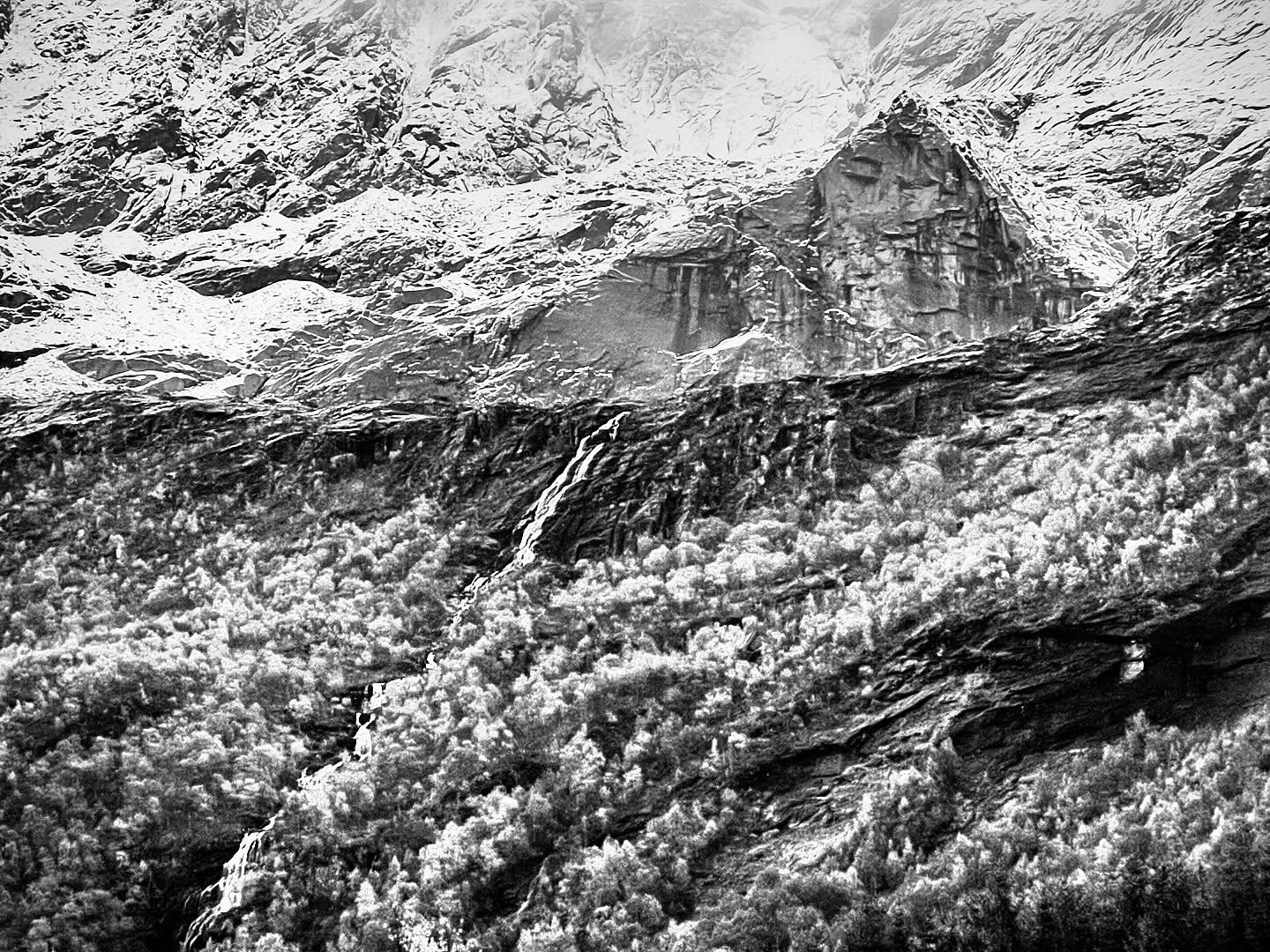 Ein Fels mit feiner Maserung und leichter Schneebestäubung